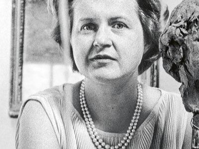 Portrait en noir et blanc d'Alice Pauli photographiée dans l'atelier d'un sculpteur, vers 1955. Détail. Droits réservés.