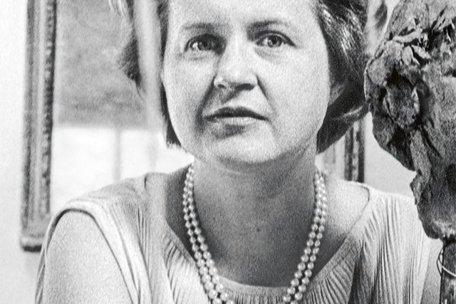 Portrait en noir et blanc d'Alice Pauli photographiée dans l'atelier d'un sculpteur, vers 1955. Détail. Droits réservés.