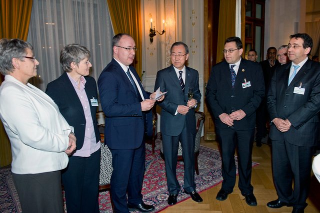 Les représentants des autorités et le Secrétaire général des Nations Unies dans un salon du Montreux-Palace.