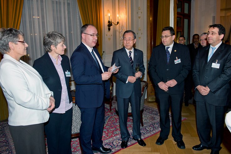 Les représentants des autorités et le Secrétaire général des Nations Unies dans un salon du Montreux-Palace.