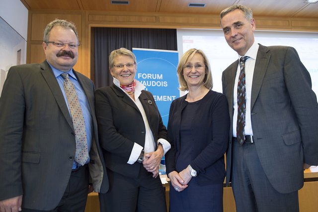 les personnages posent dans la salle de conférences de la Fédération vaudoise des entrepreneurs.