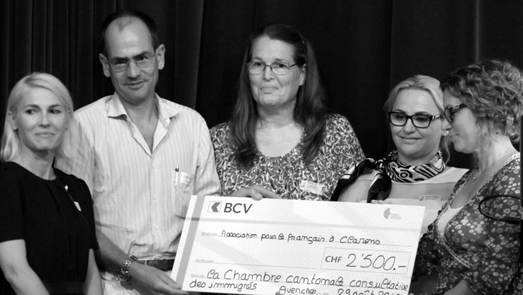 Roxanne Meyer Keller, présidente du jury, remet le "Prix du Milieu du Monde" aux membres de l'association pour le français à Clarens.