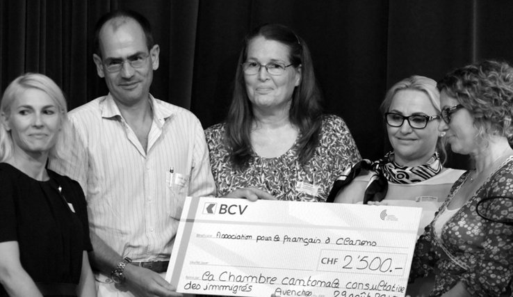 Roxanne Meyer Keller, présidente du jury, remet le "Prix du Milieu du Monde" aux membres de l'association pour le français à Clarens.