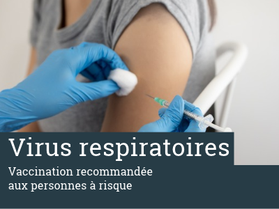 une femme en t-shirt dont on ne voit que le bras en train d'être vaccinée