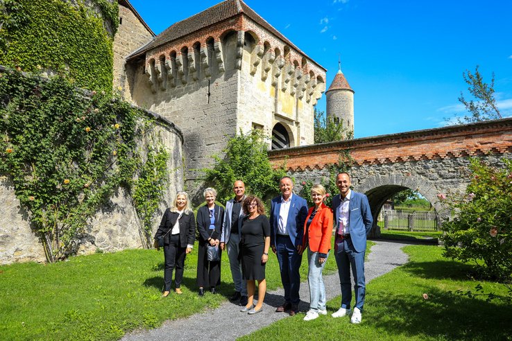 En présence de Luciana Vaccaro, Rectrice de la HES-SO et de François Seppey, Directeur de la HES-SO Valais-Wallis, Nathalie Fontanet (GE), Florence Nater (NE), Philippe Demierre (FR), Isabelle Moret (VD) et Mathias Reynard (VS) ont signé un accord-cadre avec la HES-SO Valais-Wallis, créant ainsi le centre de compétence romand pour le contrôle de l’égalité salariale. Photo © Fiona D’Avino