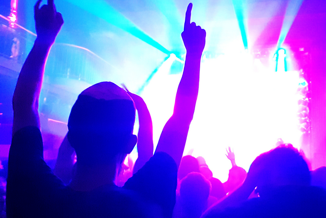 Illustration: personnes levant les bras sur un dancefloor.