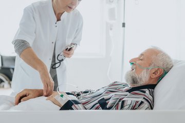 Professionnel de santé auprès d'un patient