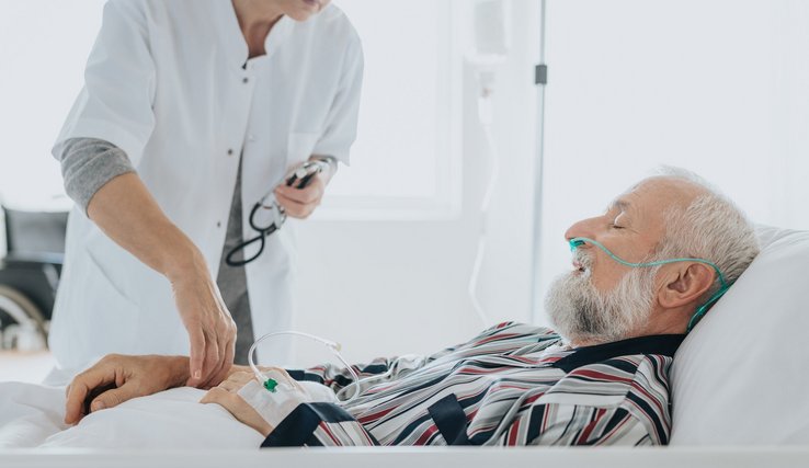 Professionnel de santé auprès d'un patient