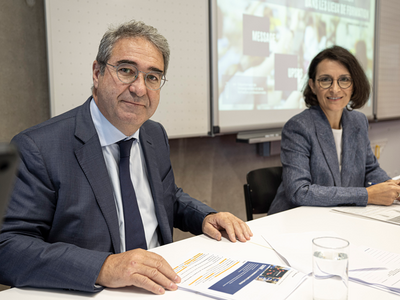 Les deux personnages durant la conférence de presse.