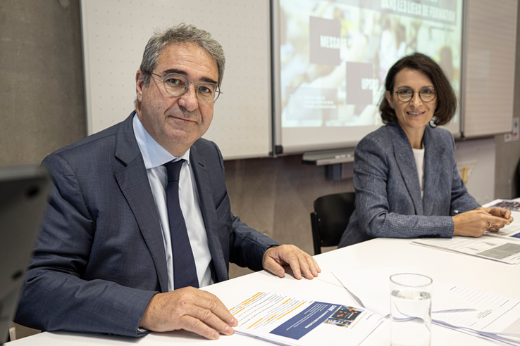 Les deux personnages durant la conférence de presse.