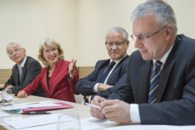 De gauche à droite: Philippe Doffey, directeur général de Retraites Populaires; Jacqueline de Quattro, conseillère d'Etat vaudoise, cheffe du Département du territoire et de l'environnement; Beat Vonlanthen, conseiller d'Etat fribourgeois, directeur de l'économie, de l'emploi et de l'énergie; Paul Michellod, directeur général des Forces Motrices Valaisannes SA.
