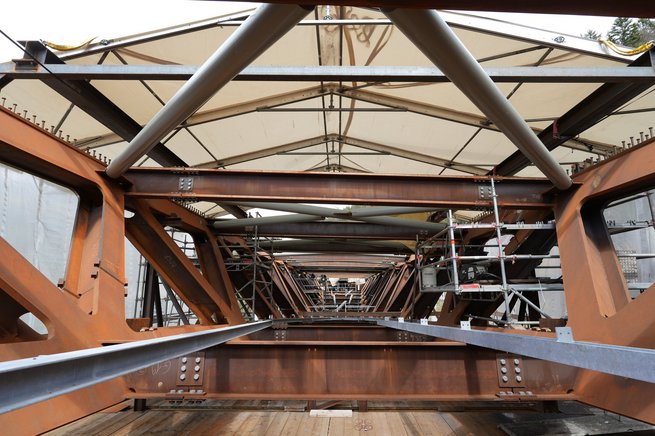 Intérieur de la structure métallique du pont © Eric Frigière