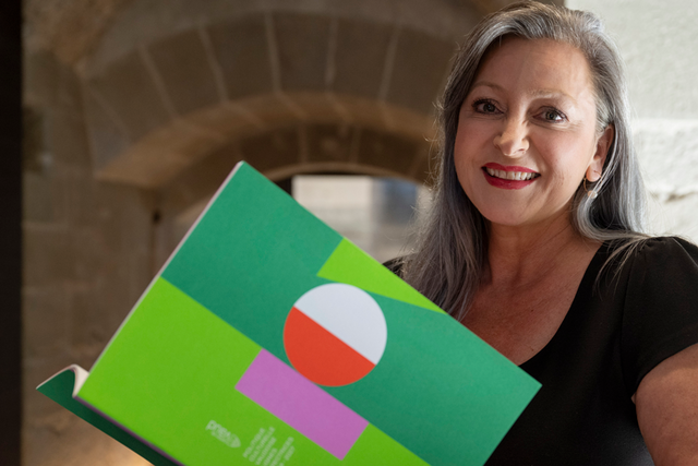 La conseillère d'Etat au château cantonal, tient dans ses mains le document des lignes directrices 2024-2027.