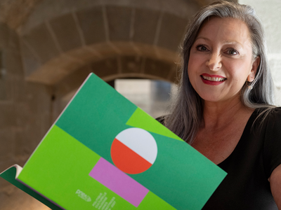 La conseillère d'Etat au château cantonal, tient dans ses mains le document des lignes directrices 2024-2027.