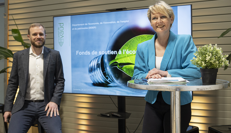 Les deux personnages posent devant un écran, à l'issue de la conférence de presse.