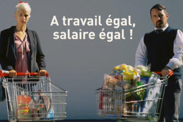 extrait du clip vidéo de la campagne: une femme et un homme avec des chariots de supermarché inégalement remplis