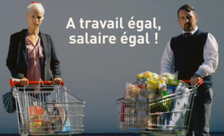 extrait du clip vidéo de la campagne: une femme et un homme avec des chariots de supermarché inégalement remplis