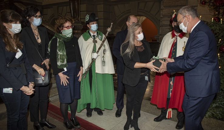 Le présidente du Conseil d'Etat Nuria Gorrite tend une boîte entourée d'un ruban au nouveau président de la Confédération. 