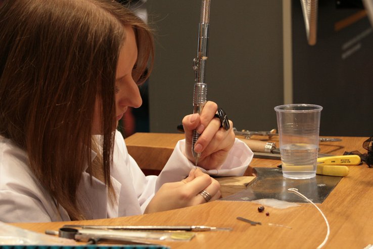 Une apprentie au travail dans un atelier mécanique.