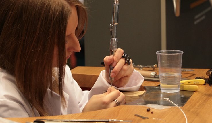 Une apprentie au travail dans un atelier mécanique.