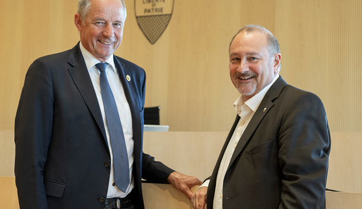 Les deux personnes posent près du perchoir du Grand Conseil