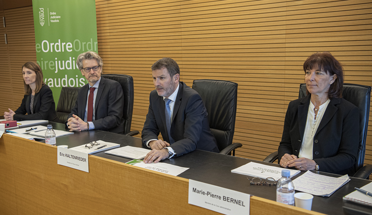 Le président et d'autres membres de l'Ordre judiciaire vaudois assis dans une salle du Tribunal de Montbenon à Lausanne, en conférence de presse.