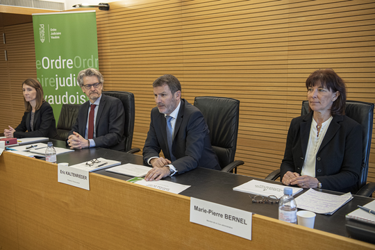Le président et d'autres membres de l'Ordre judiciaire vaudois assis dans une salle du Tribunal de Montbenon à Lausanne, en conférence de presse.