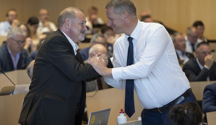 Le député et Syndic d'Aigle, Gregory Devaud, félicite le nouveau président élu