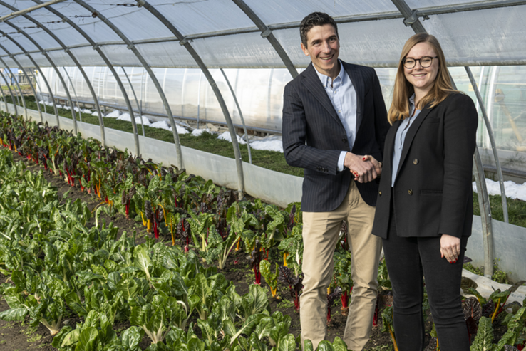 La conseillère d'Etat Valérie Dittli et le président de Bio Vaud, Matthieu Glauser, ont paraphé cette convention, dont les effets porteront sur la durée. 