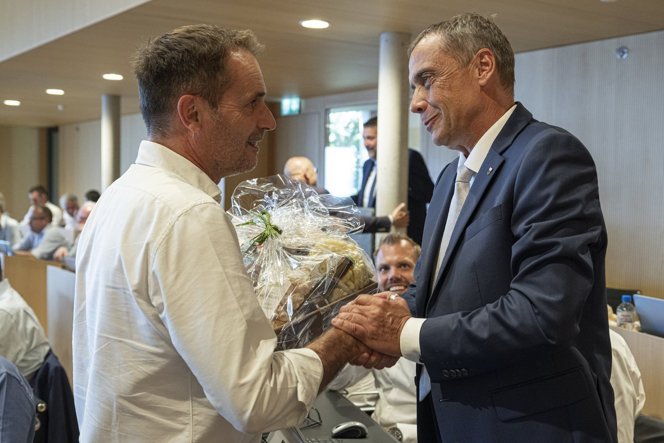 GRAND CONSEIL VAUD Nicolas Suter, chef de groupe PLR, félicite Patrick Simonin