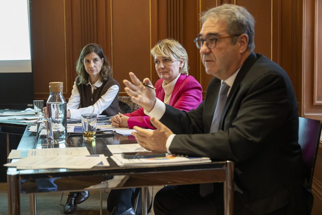 Les conseillers d'Etat Rebecca Ruiz, Isabelle Moret, et Frédéric Borloz.