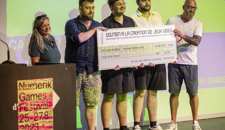 Nuria Gorrite remet un prix aux lauréats