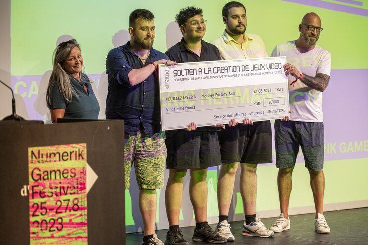 Nuria Gorrite remet un prix aux lauréats