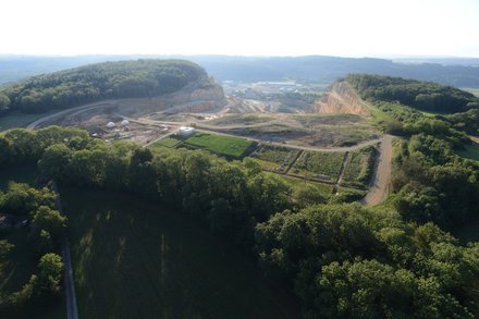 Vue aérienne du site de fouilles et de la carrière du Mormont