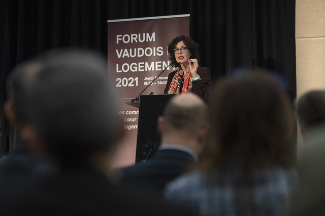 Madame Luisier Brodard parle à la tribune.