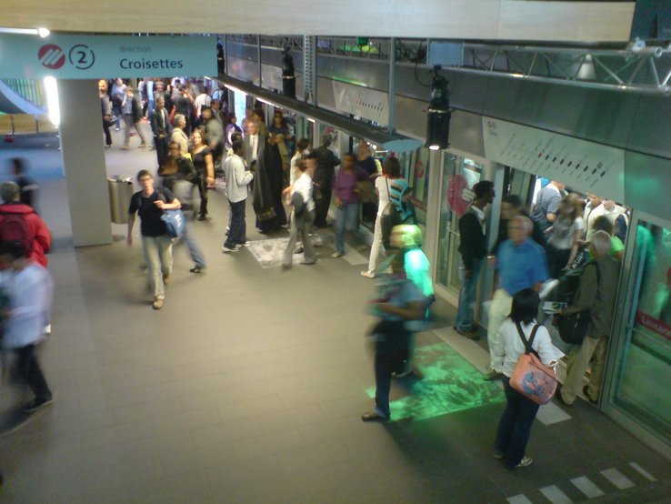 Passants dans une station du métro à Lausanne.