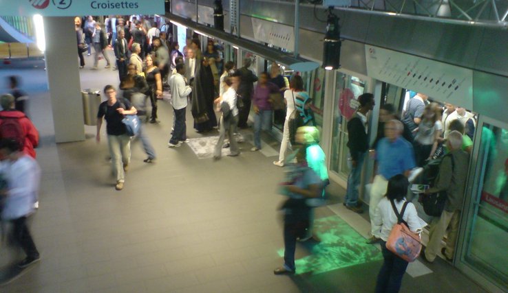 Passants dans une station du métro à Lausanne.