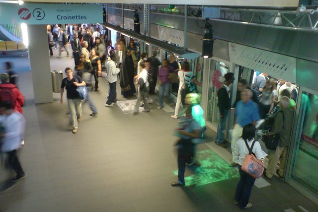 Passants dans une station du métro à Lausanne.