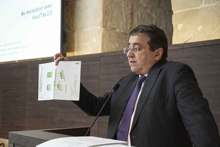 Pascal Broulis est à son pupitre lors de la conférence de presse.