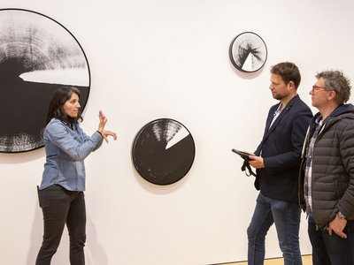 Noha El Sadawi, médiatrice culturelle sourde, présente en langue des signes française une œuvre de l’exposition permanente du MCBA © MCBA, Nora Rupp