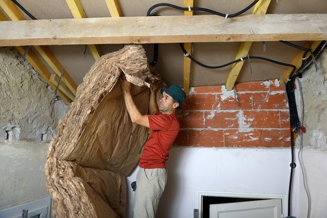 Isolation thermique sous toiture.