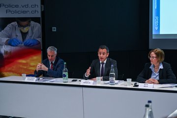 photo de la conférence de presse avec 3 intervenants