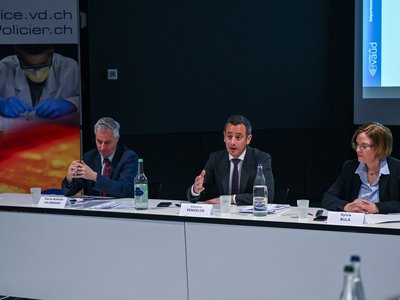 photo de la conférence de presse avec 3 intervenants