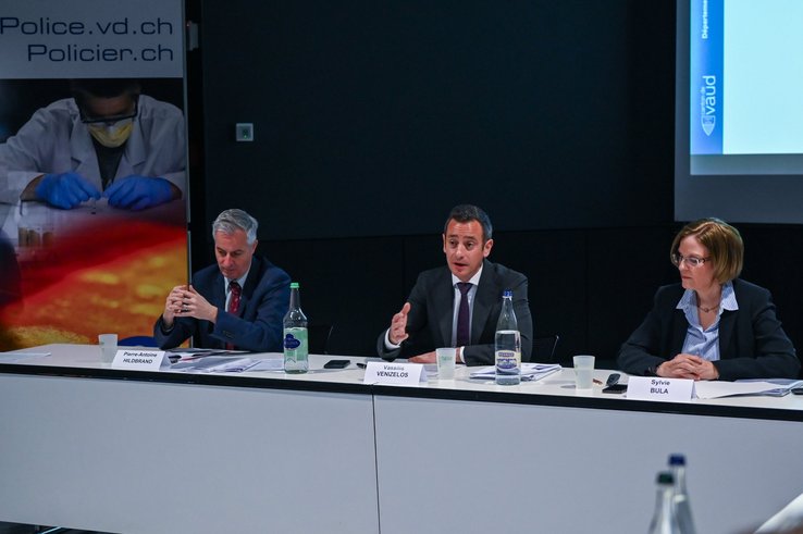 photo de la conférence de presse avec 3 intervenants