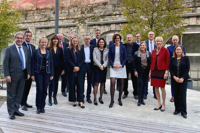 Les personnages posent sur l'un des podiums ronds qui sont sur le site de Plateforme 10.