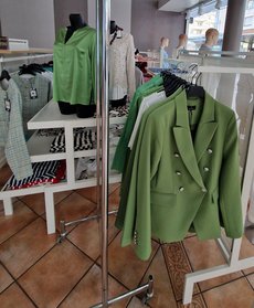 Plusieurs hauts pour femme