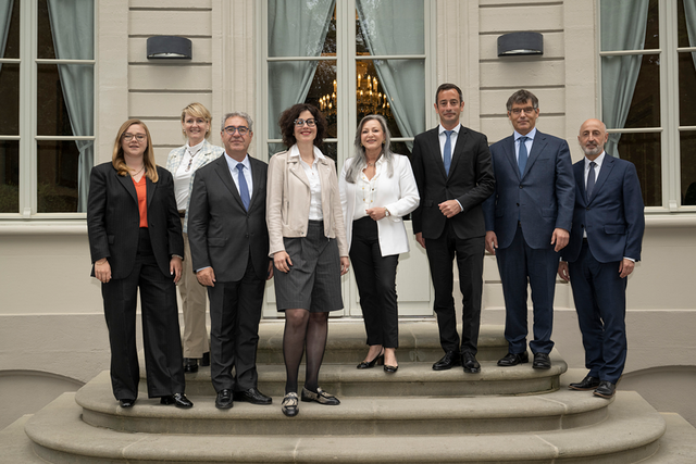 Les personnes posent sur l'escalier de la Maison de l'Elysée