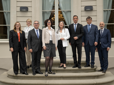 Les personnes posent sur l'escalier de la Maison de l'Elysée