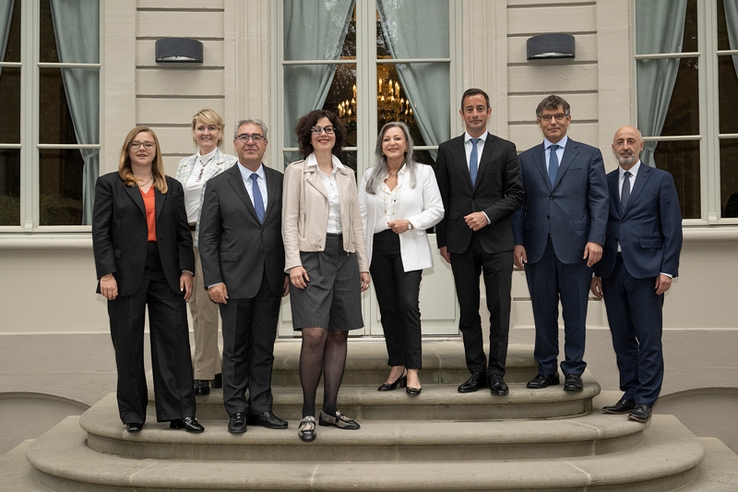 Les personnes posent sur l'escalier de la Maison de l'Elysée