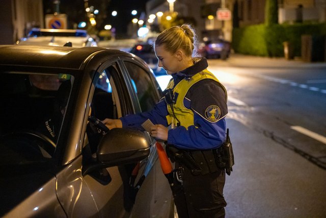 Contrôle de circulation de nuit avec éthylotest de la Police c